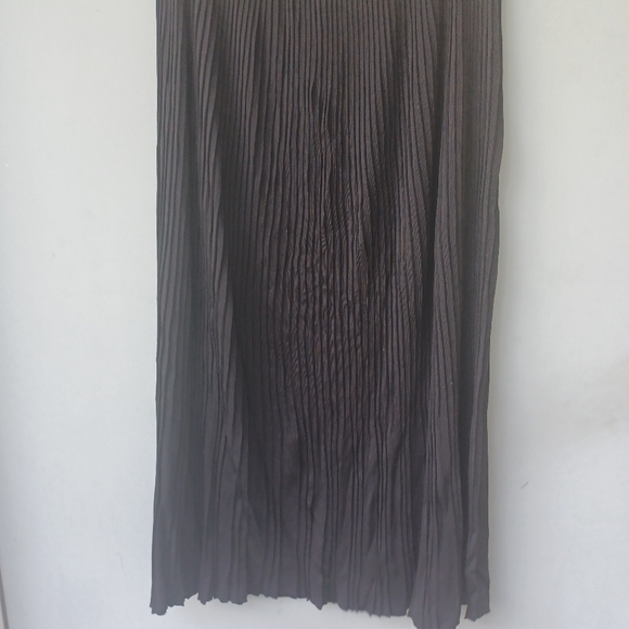 Exclusively Misook black accordion pleated maxi skirt size large. - Picture 2 of 4